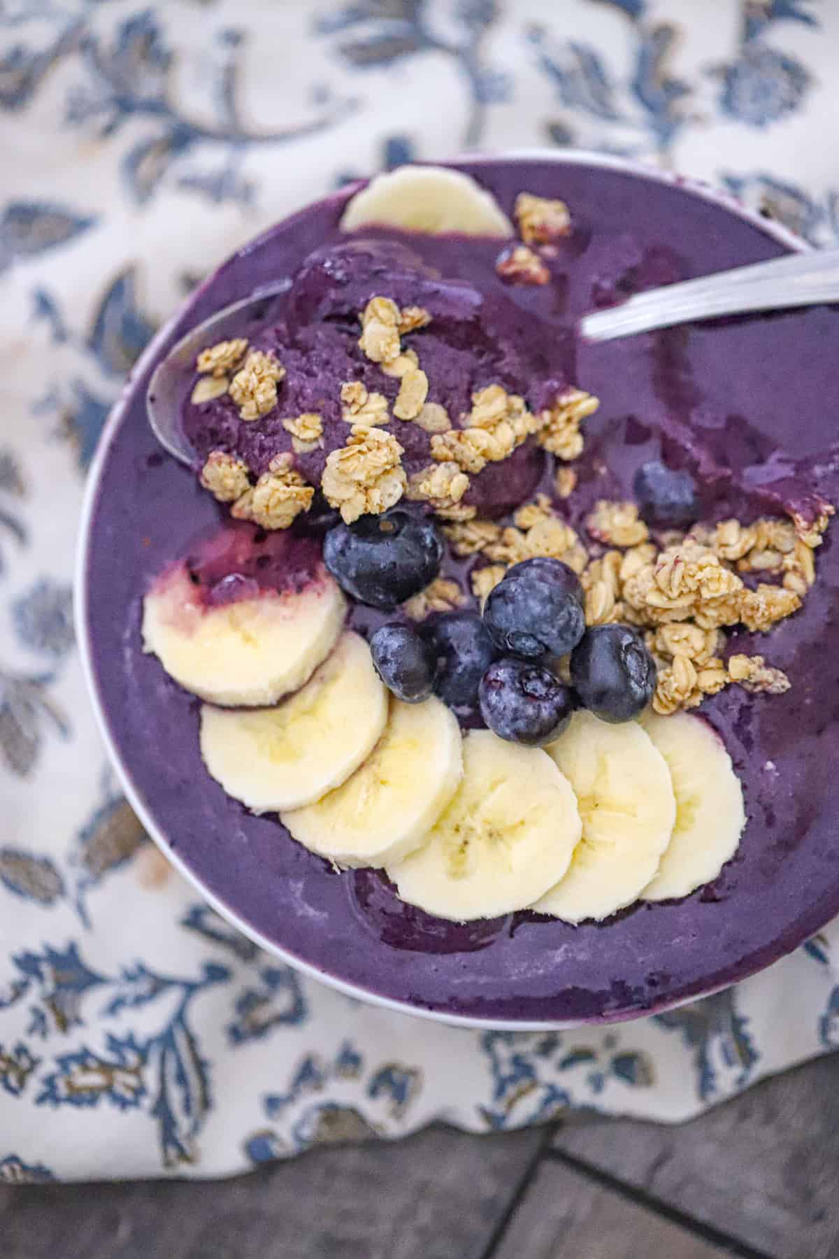 blueberry banana smoothie bowl