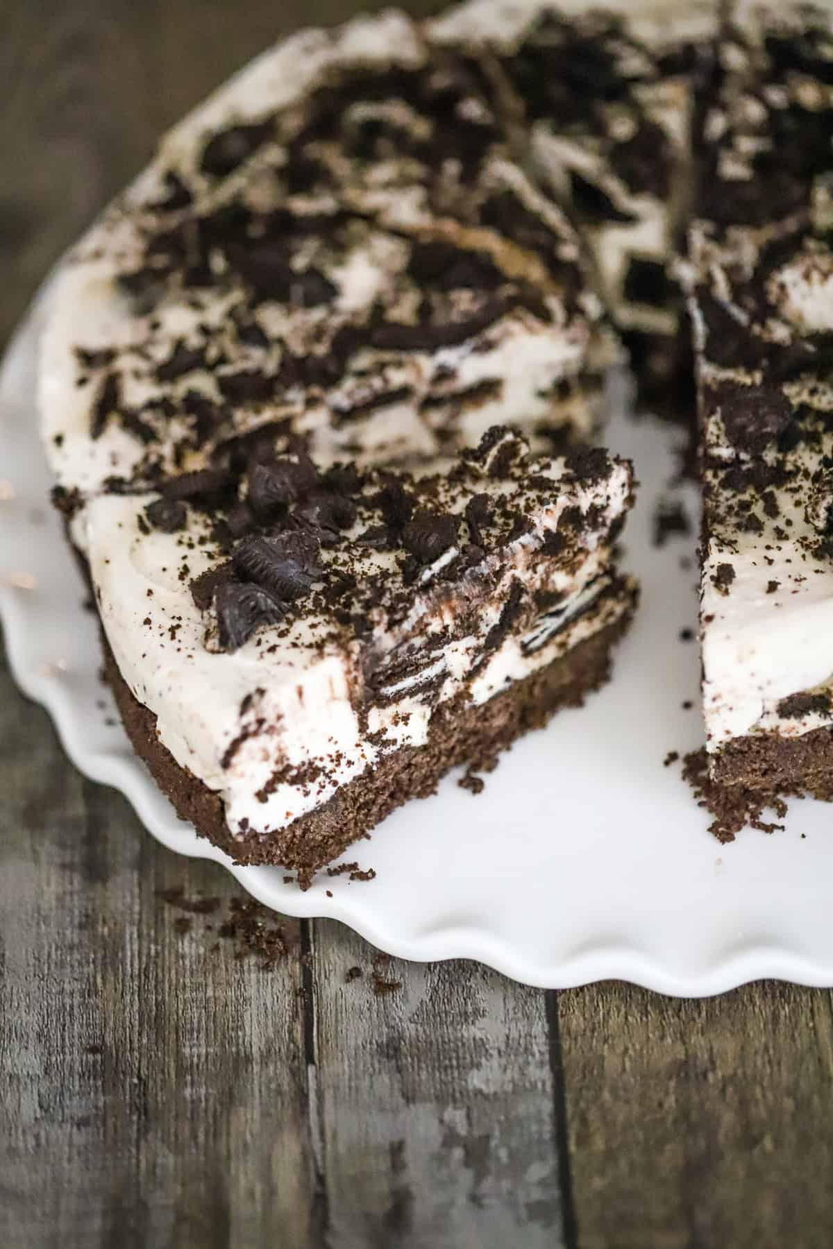 vegan no-bake Oreo cheesecake with crushed cookies on top